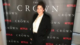 Herečka Olivia Colman počas vlastnej domácej premiéry seriálu The Crown.