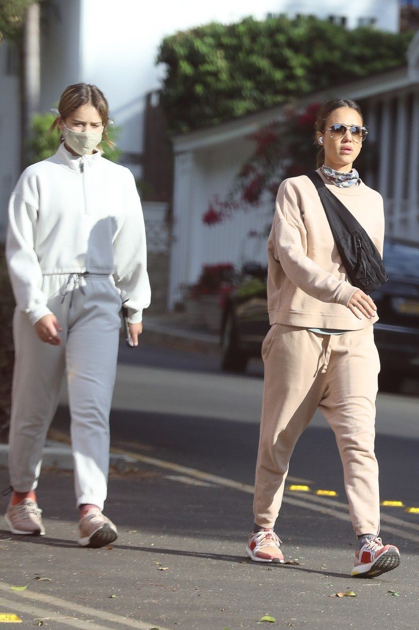 Jessica Alba na prechádzke s dcérou Honor v...