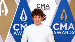 Spevák Charlie Puth na vyhlásení cien CMA Awards oblečený v značke Prada.