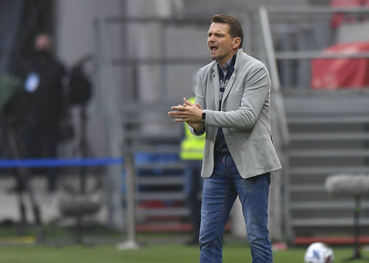 Tréner Štefan Tarkovič burcuje svojich zverencov.