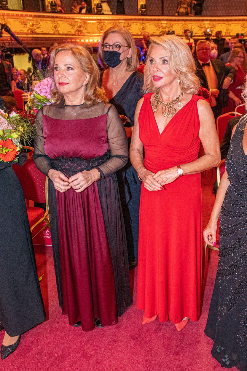 Herecké kolegyne Kamila Magálová (vľavo) a...