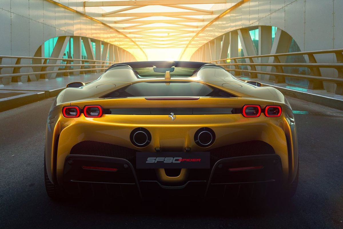 Vzadu skrýva SF90 Spider úžasný preplňovaný...