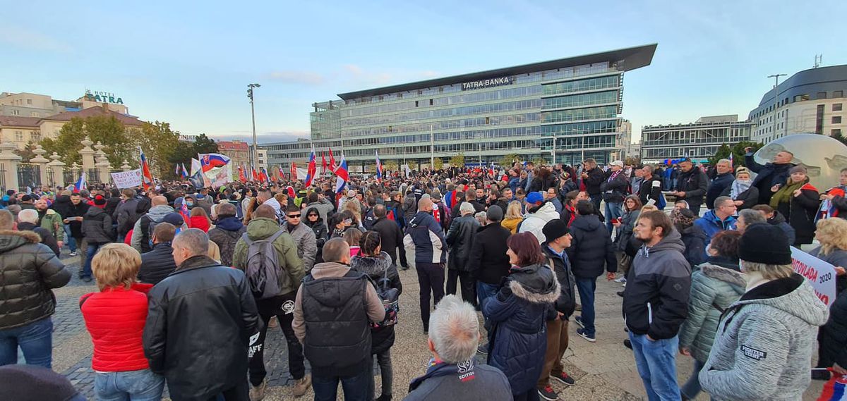 Protest proti opatreniam vlády pred budovou...