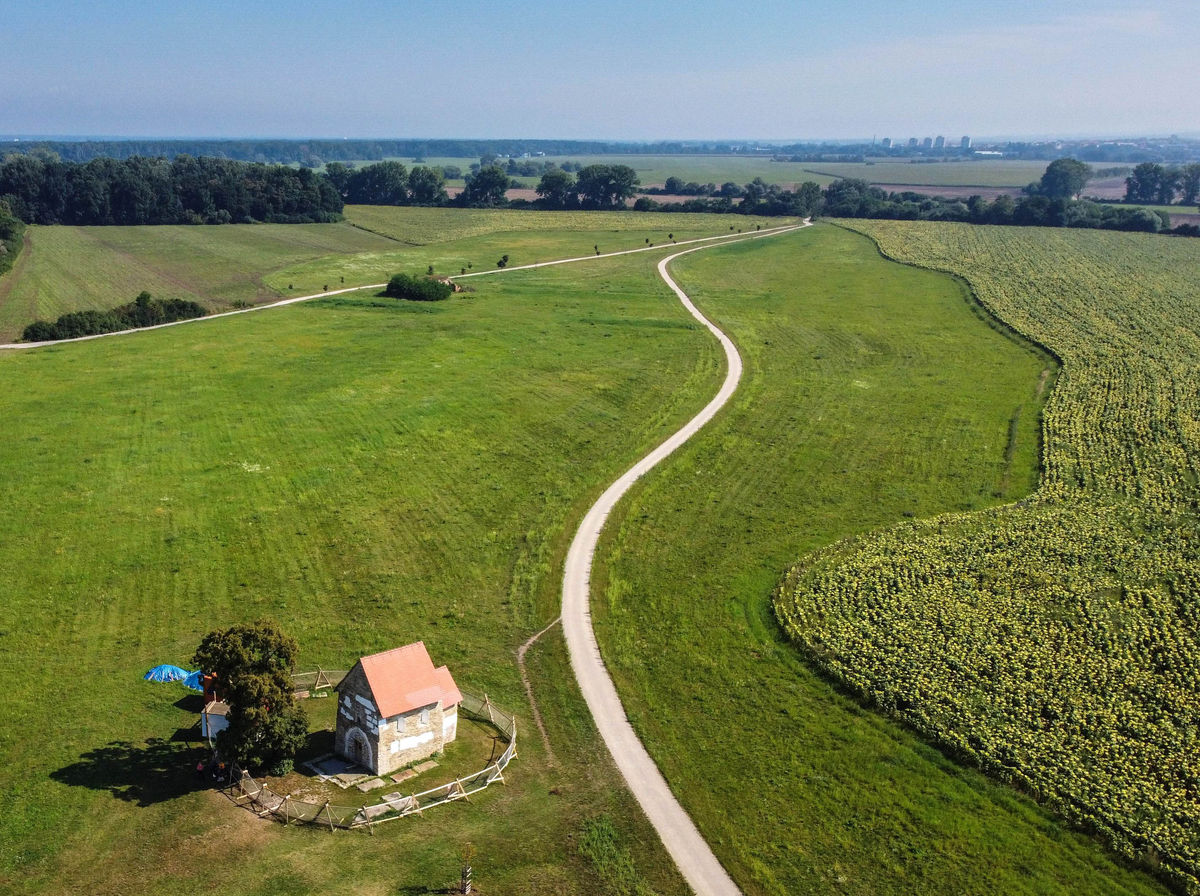 Hore baroková cesta, dole sa vinie veľkomoravská.