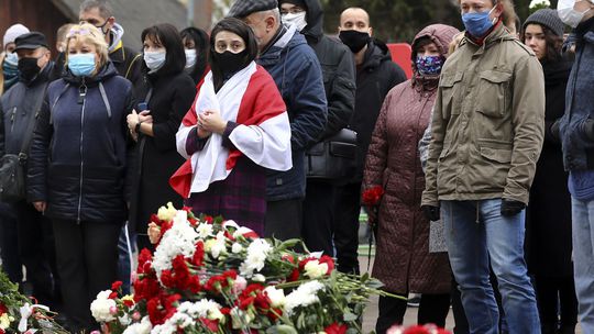 Tisíce ľudí sa v Minsku zúčastnili na pohrebe aktivistu Bandarenku