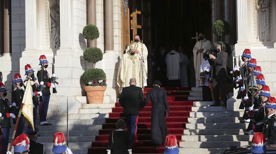 Monacké knieža Albert a jeho manželka,...