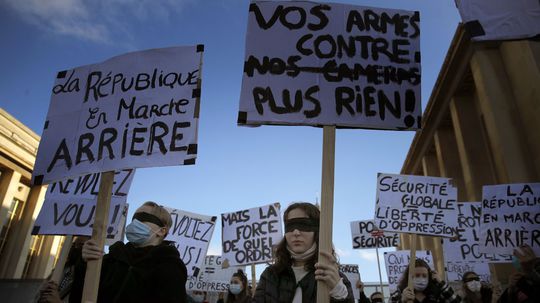 Na proteste proti bezpečnostnému zákonu zadržali v Paríži vyše 140 ľudí