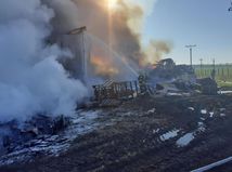 požiar hala dym hasič