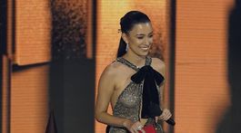 Herečka Christian Serratos v odvážnych šatách Tom Ford na American Music Awards.