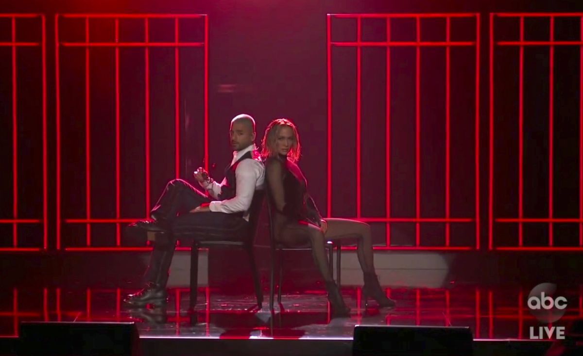 Maluma a Jennifer Lopez na pódiu počas...