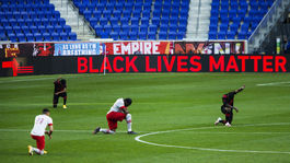 Klub z Texasu odstavil Rusa. Odmietol pokľaknúť 