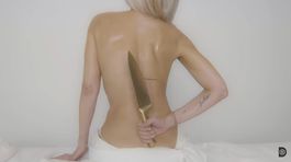 Nahá Dara Rolins v klipe! A keď sa už oblečie, tak... tento kúsok jej ledva zakryje...