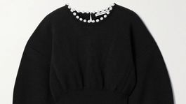Dámsky pulóver s perlovým lemom okolo krku Alexander Wang, predáva Net-a-porter.com za 678 eur. 
