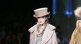 Modelka na prehliadke značky Christian Dior dizajnéra Johna Galliana v roku 2010. 