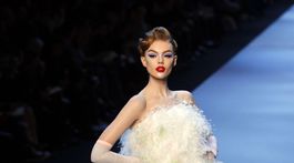 Modelka na prehliadke značky Christian Dior dizajnéra Johna Galliana v roku 2011. 