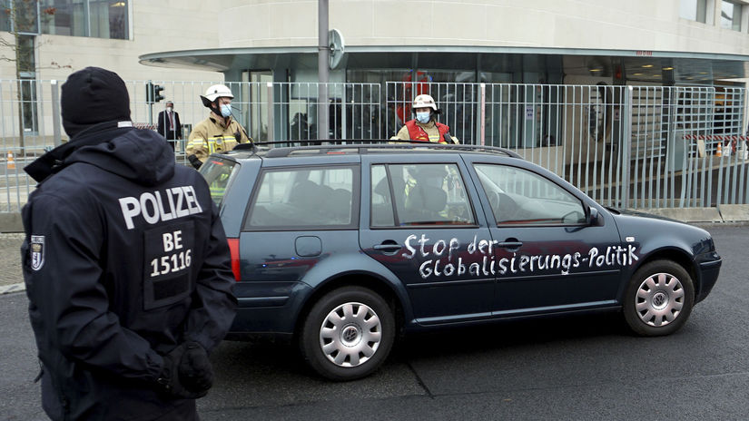 nemecko berlín merkelová auto incident...