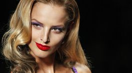 FRANCE Slovenská topmodelka Michaela Kocianová na zábere z prehliadky Christian Dior, ktorú v roku 2009 uviedol John Galliano. 