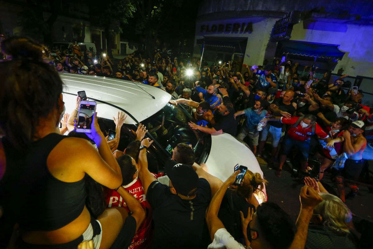 Pohrebné auto s Diegom Maradonom sa prediera...
