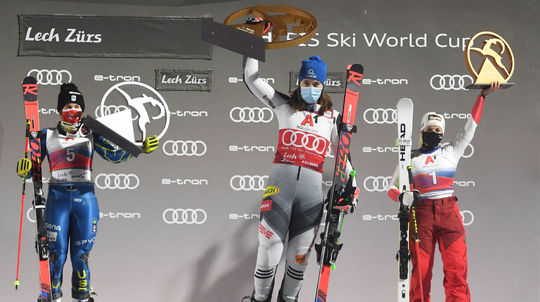 Petra Vlhová (v strede) po víťazstve v Lech ....