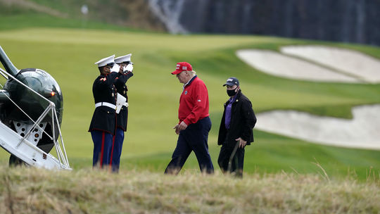 Prezident USA Donald Trump hrá golf v klube...