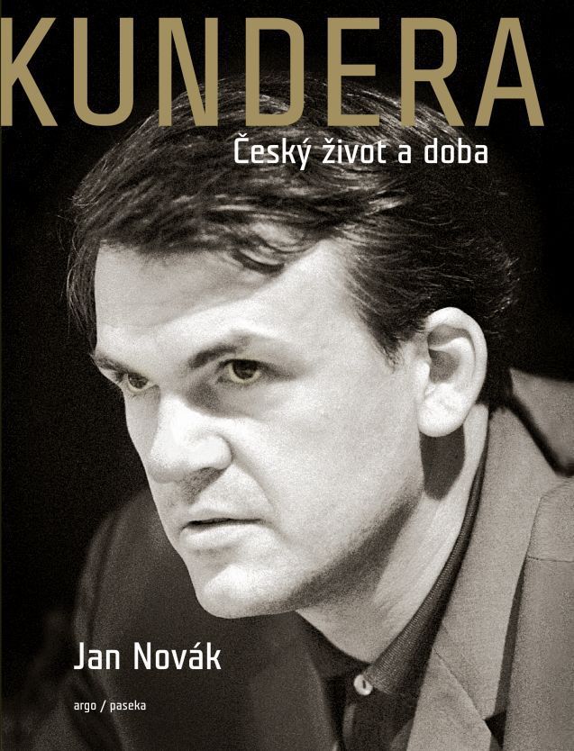 Obálka knihy Jana Nováka o Milanovi Kunderovi.