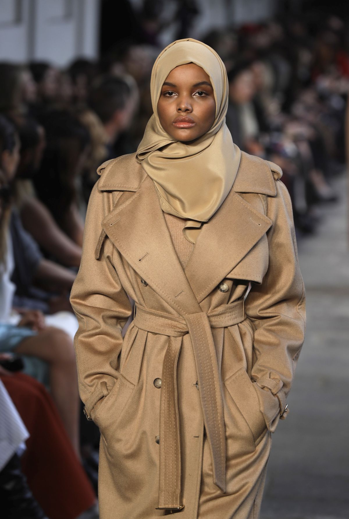 Topmodelka Halima Aden na zábere z prehliadky...