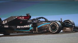 Opäť Hamilton. Šampión ovládol šokujúcu VC v Bahrajne