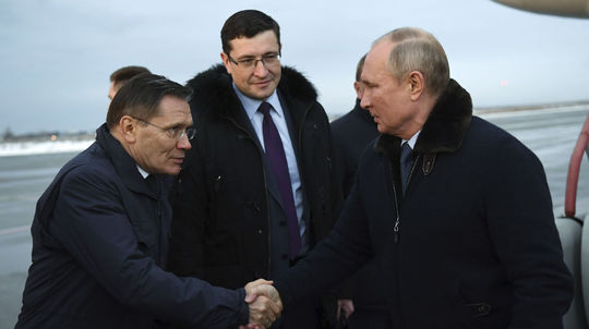 Ruský prezident Vladimir Putin (vpravo) sa...