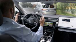 Jeden šofér na dve autá? Škoda to už dokáže