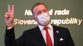 NÁZOR: Čajíček, pán predseda? Alebo vodičku z WC?