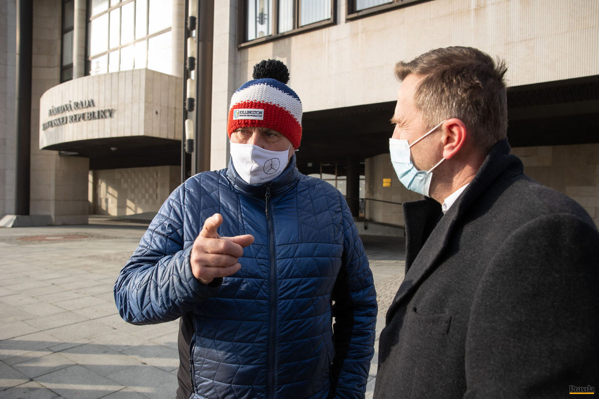 Igor Vlha (vľavo) sa rozpráva so splnomocnencom...