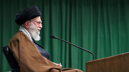 Ajatolláh obvinil Bidena zo vznášania hrozieb voči Iránu, pri ohrození odpovie recipročne 