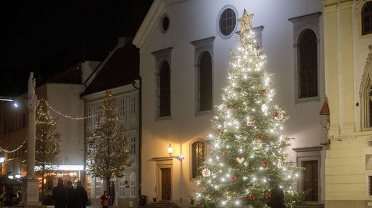 Rozsvietený vianočný stromček na Hlavnom...
