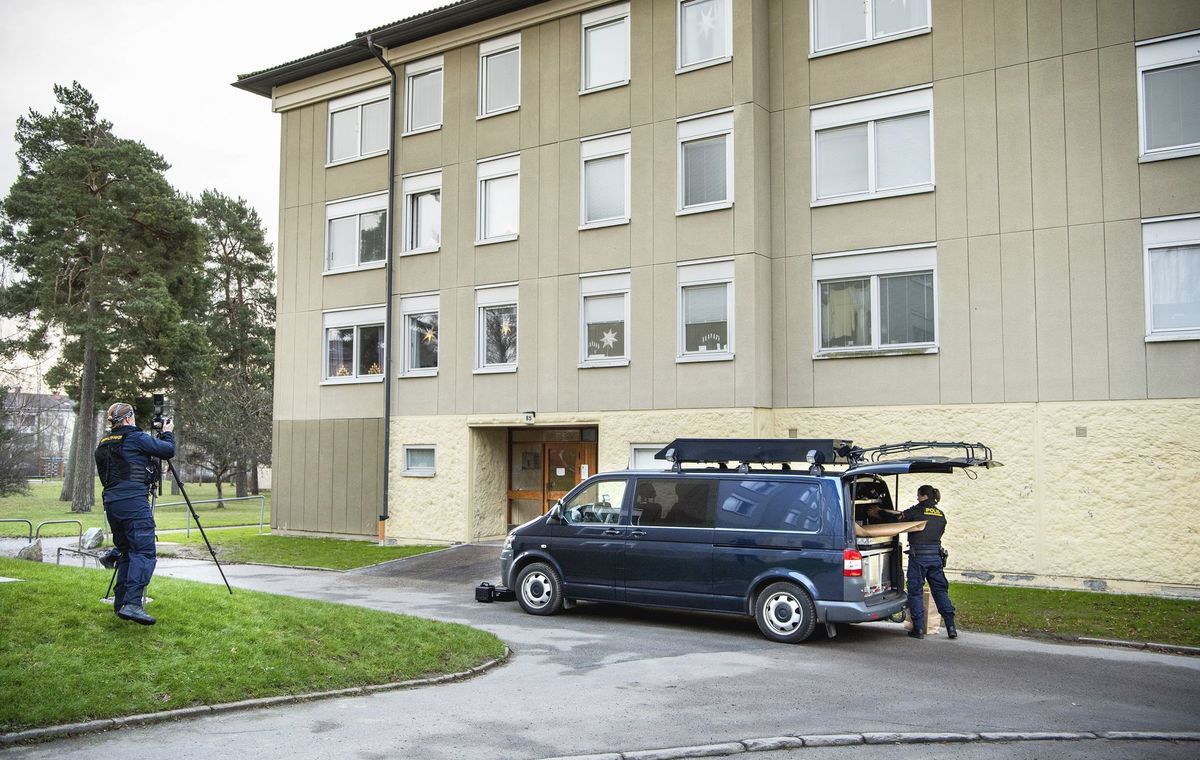 Policajti pred obytným domom, v ktorom...