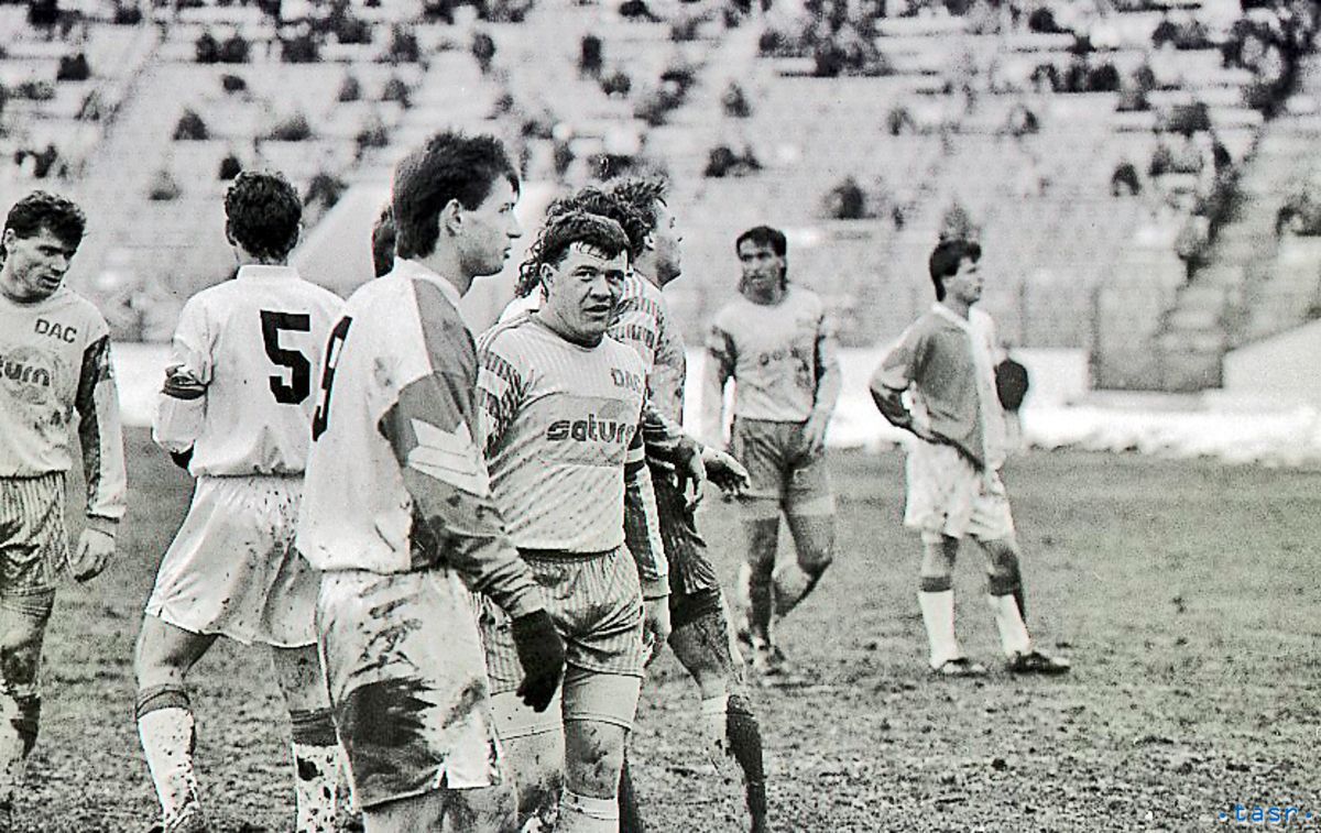 Pavol Diňa (v strede) v drese DAC Dunajská Streda.