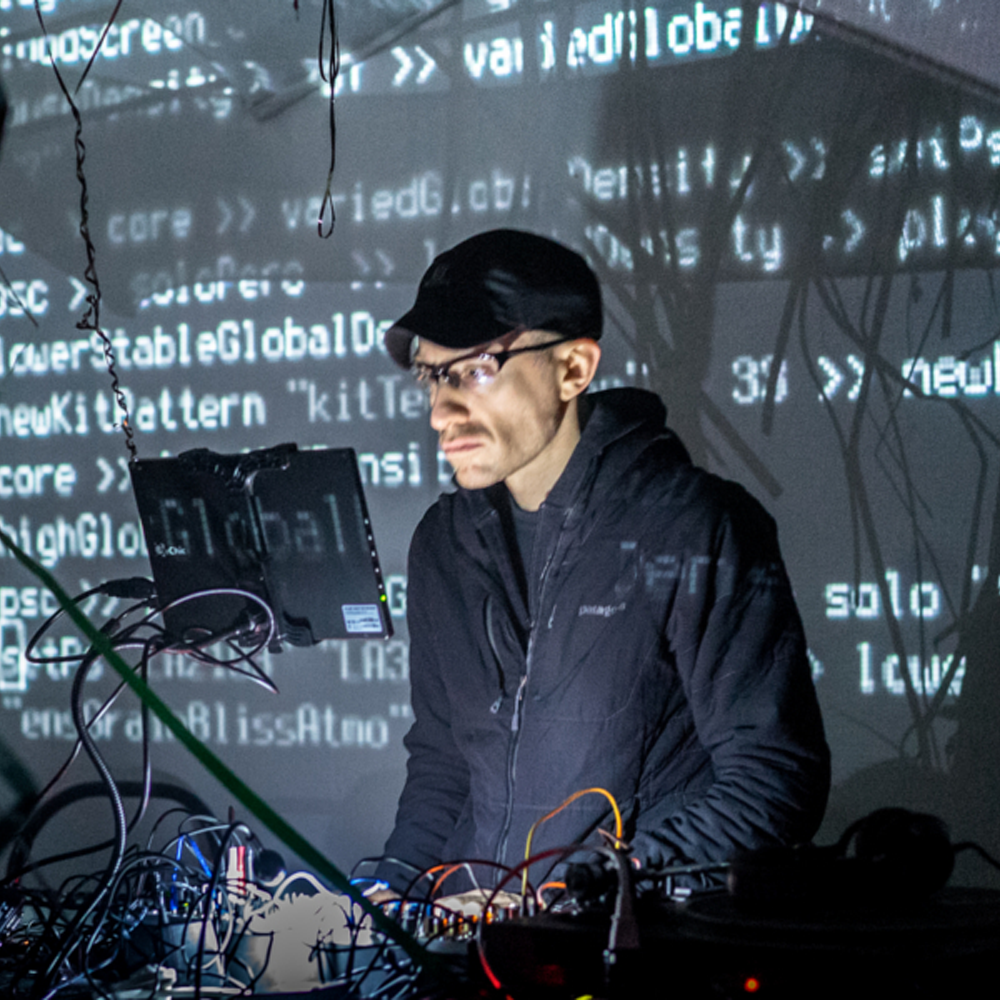 Algorave scénu zastúpi Renick Bell.