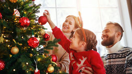 rodina, Vianoce, vianočný stromček, zdobenie, vianočné gule, ozdoby