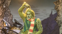 Herec Matthew Morrison ako Grinch v scéne z muzikálu Dr. Suess' The Grinch Musical.