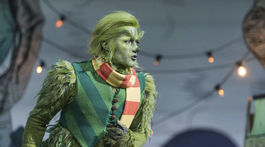 Herec Matthew Morrison ako Grinch v scéne z muzikálu Dr. Suess' The Grinch Musical.