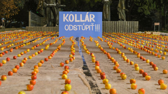 Hlinov jablkový protest za odvolanie Kollára