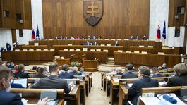 Poslanci pokračujú v diskusii o ústavných zmenách