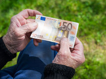 penzista, senior, peniaze, bankovka, euro