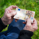 penzista, senior, peniaze, bankovka, euro
