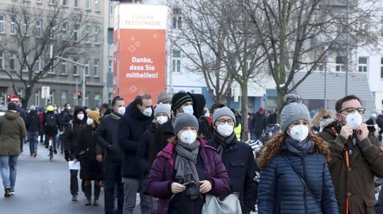 Ľudia čakajú v rade na prvé hromadné testovanie...