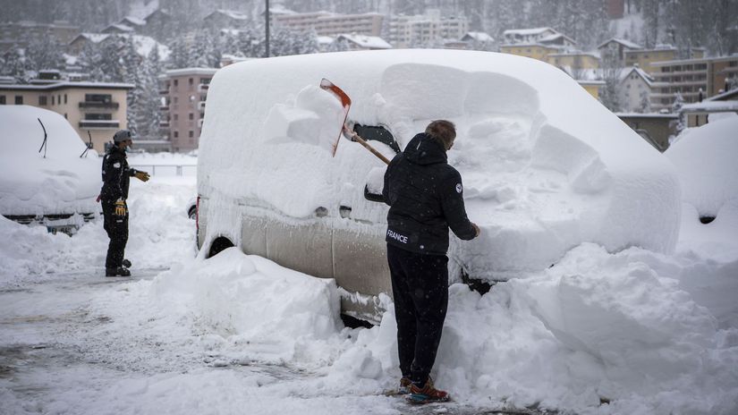 Zasnežené auto francúzskeho tímu v St. Moritzi,...