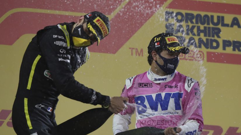 Víťaz VC Sachiru Sergio Pérez (vpravo) a druhý...