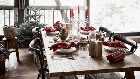 Prírodné materiály, nad ktorými trónia červené...