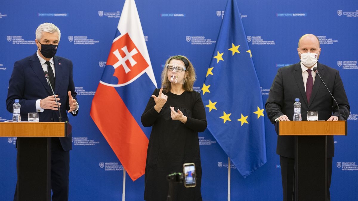 Vľavo minister zahraničných vecí Ivan Korčok a...