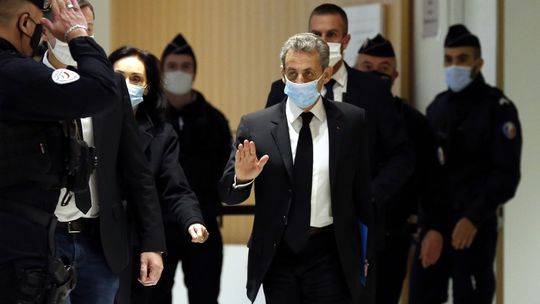 Prokuratúra žiada pre exprezidenta Sarkozyho štyri roky väzenia