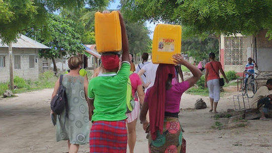 Ženy v Nungwi nosia náklad stále na hlavách